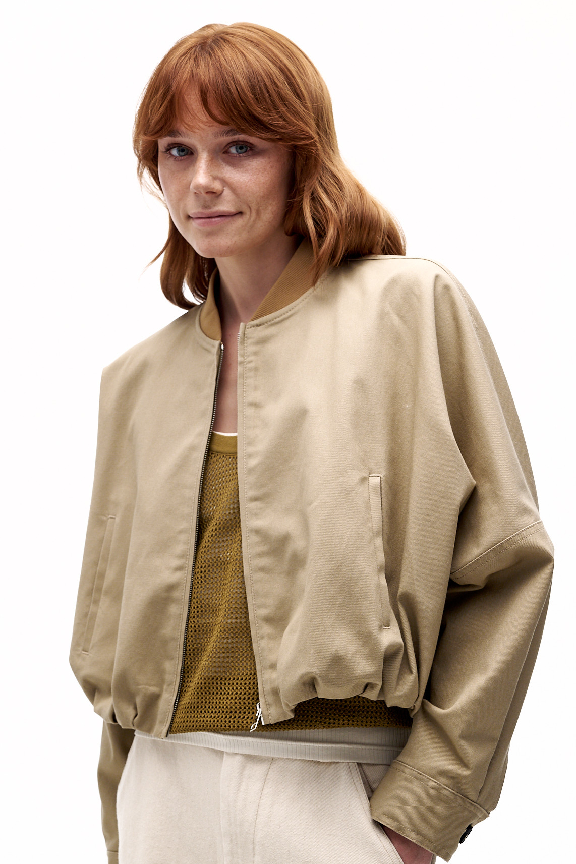 TELA Бомбер FERDI с асимметричной линией низа из габардина песочного оттенка