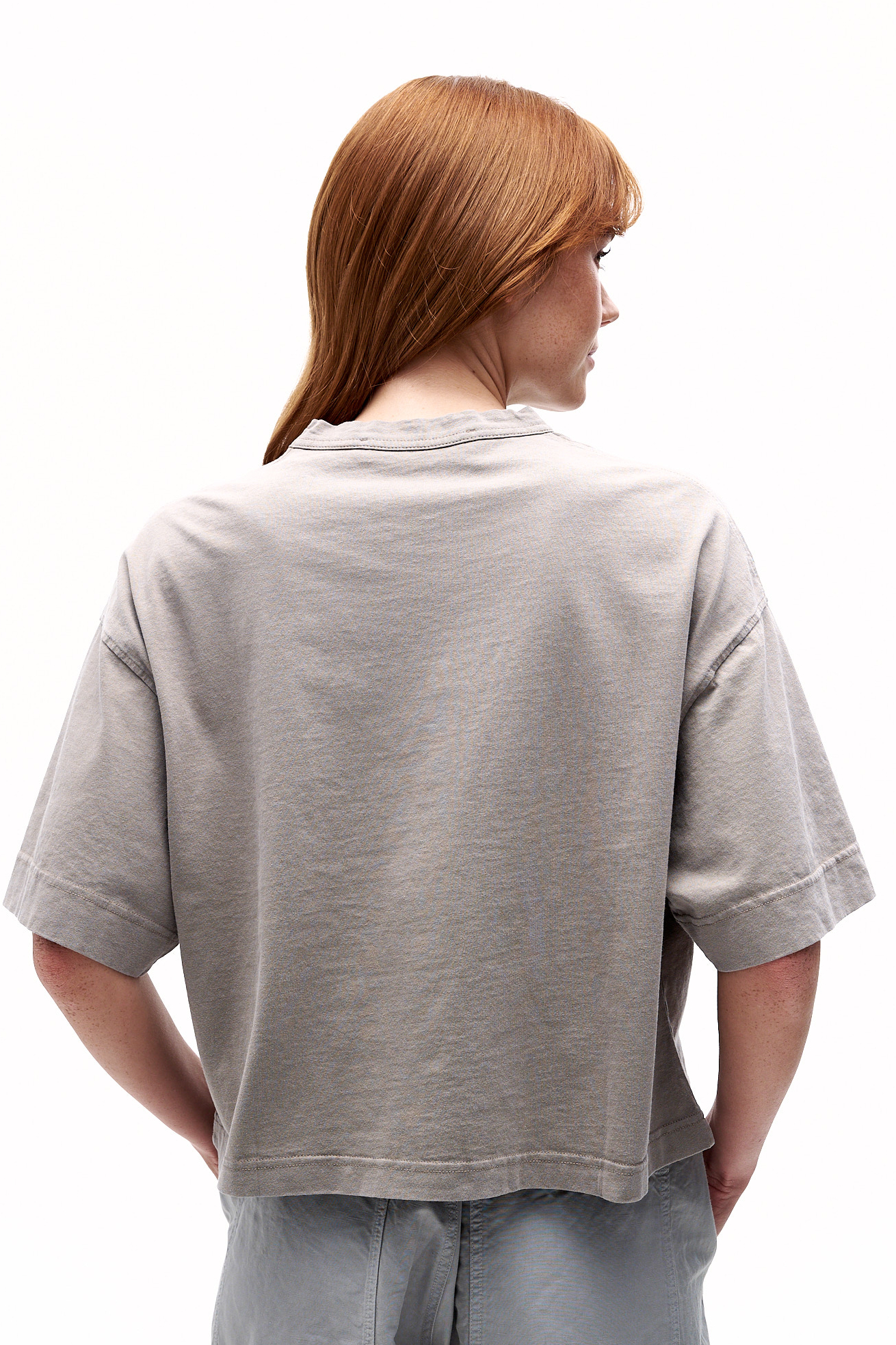 TELA Футболка MOJITO свободного кроя из органического хлопка матового серого цвета