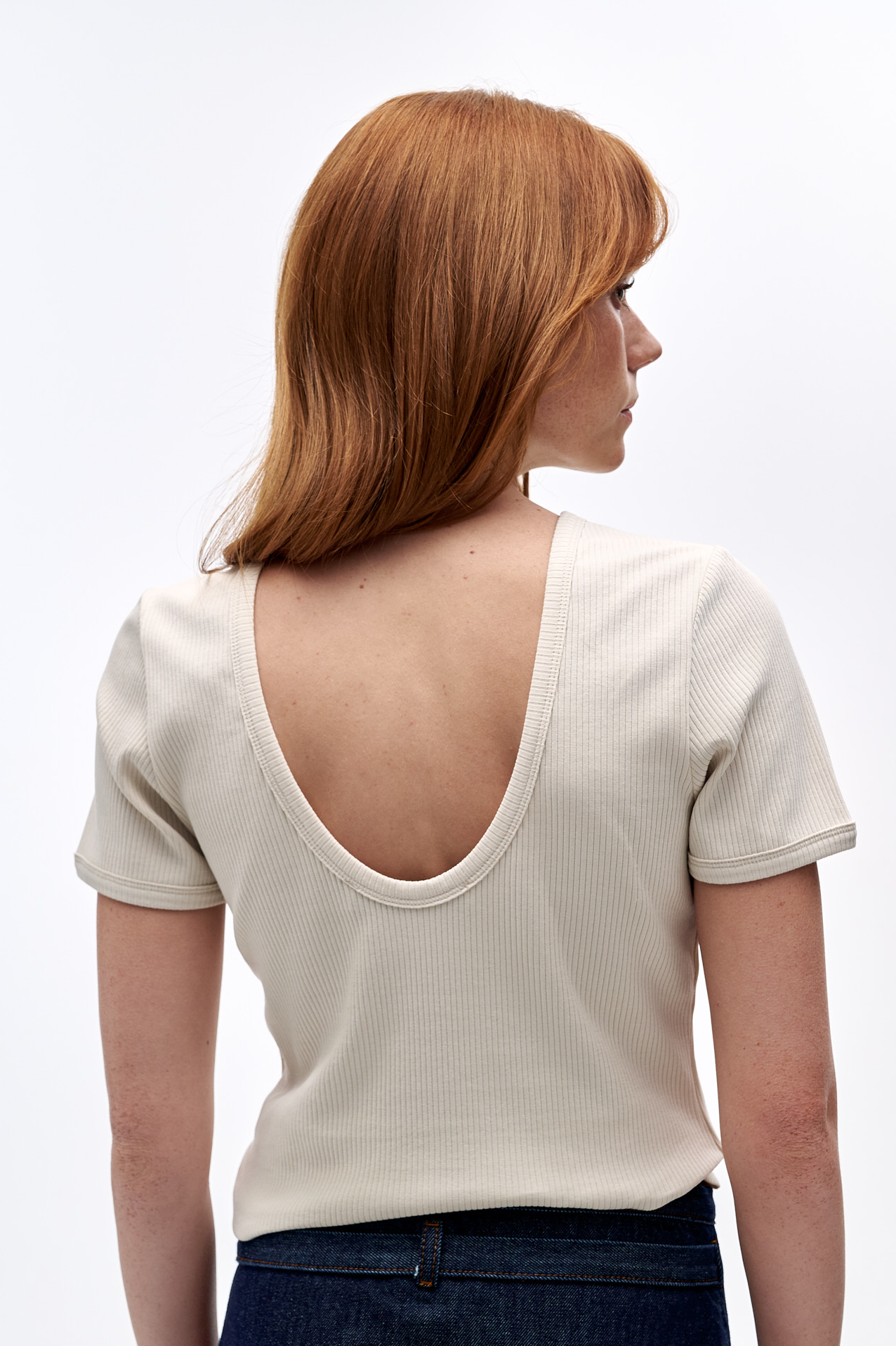 TELA Футболка SAILOR силуэтного кроя с балетным вырезом по спине из ребристого хлопка оттенка мела