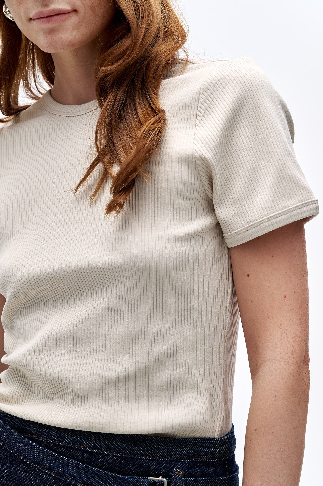 TELA Футболка SAILOR силуэтного кроя с балетным вырезом по спине из ребристого хлопка оттенка мела