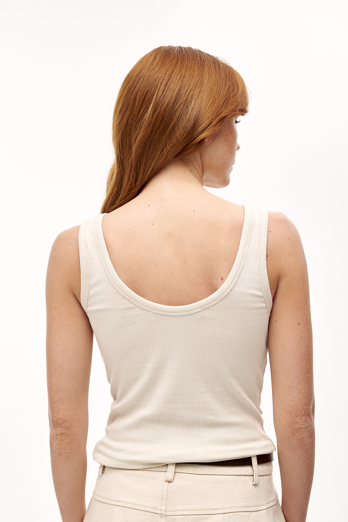 TELA Майка SOPHIE на бретелях из ребристого хлопка оттенка мела