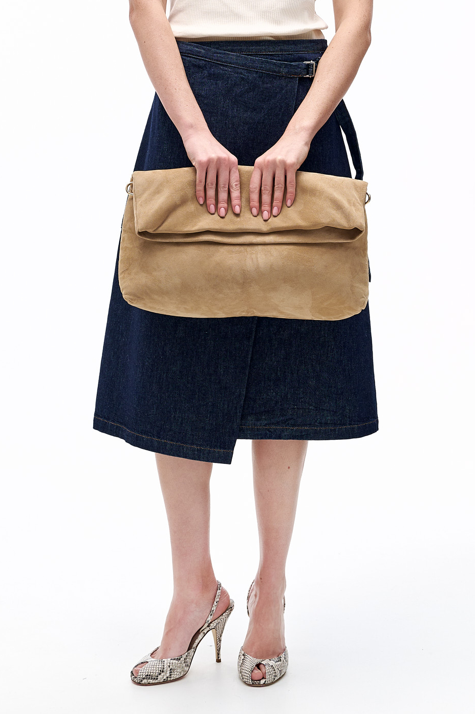 TELA Сумка-конверт дутая THORNE из шелковистой замши оттенка беж