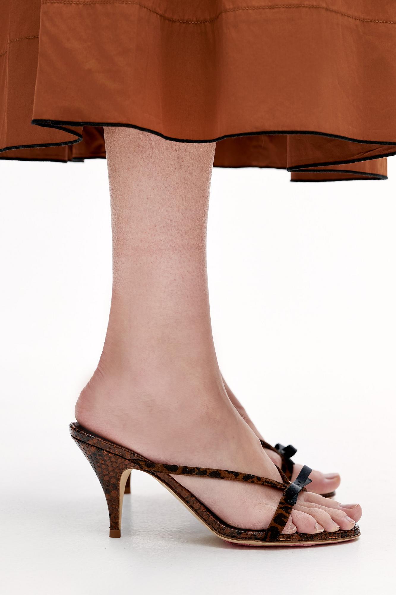 3JUIN Мюли LINDA из кожи с тиснением под питона оттенка шоколада с элегантным плоским бантом