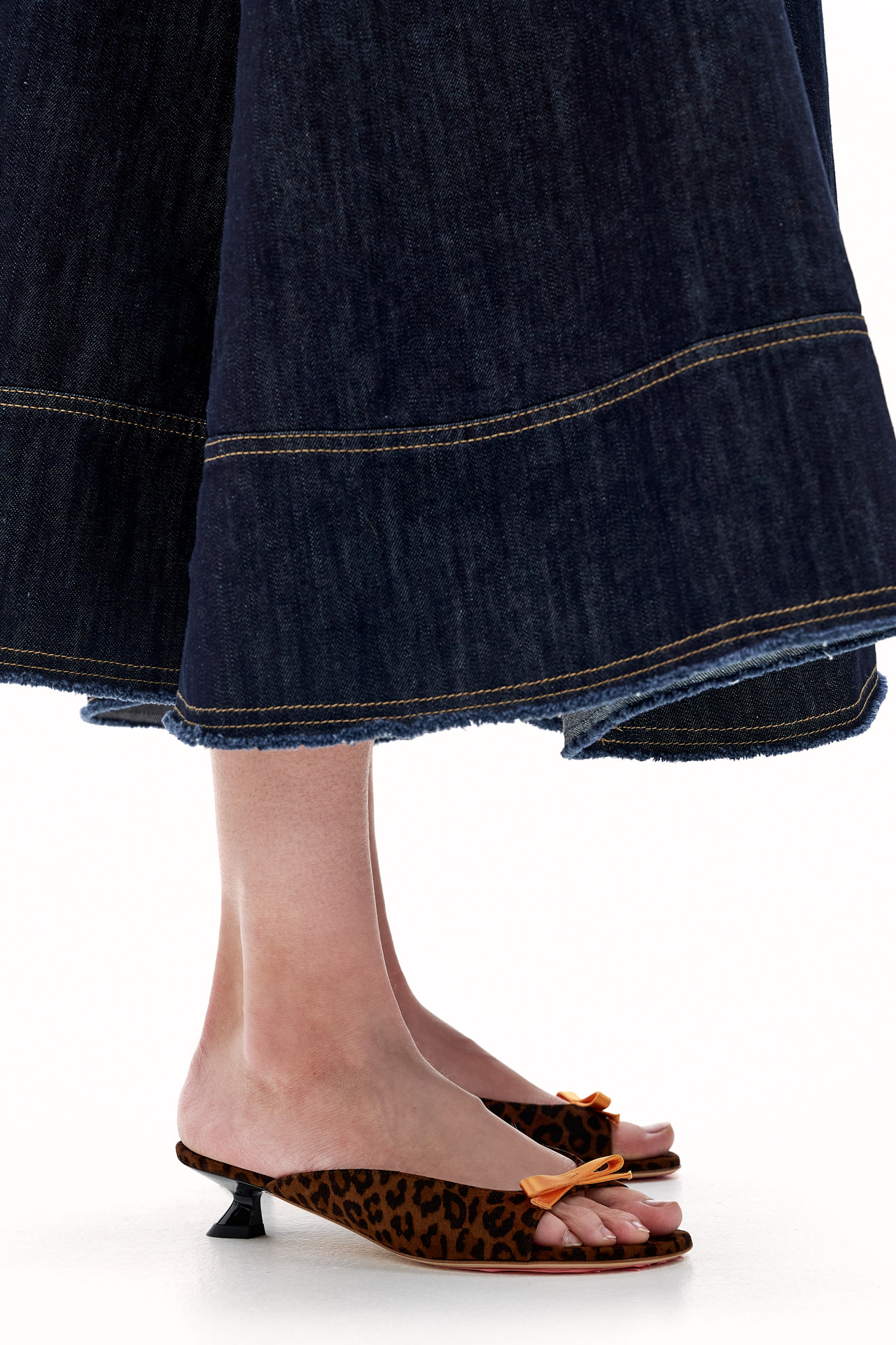 3JUIN Мюли PENNY из замши с лео-принтом и контрастным бантом