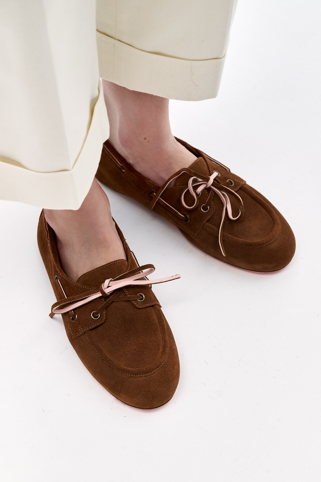 3JUIN Мокасины boat shoes ALEX из премиальной замши оттенка какао с контрастным замшевым шнурком