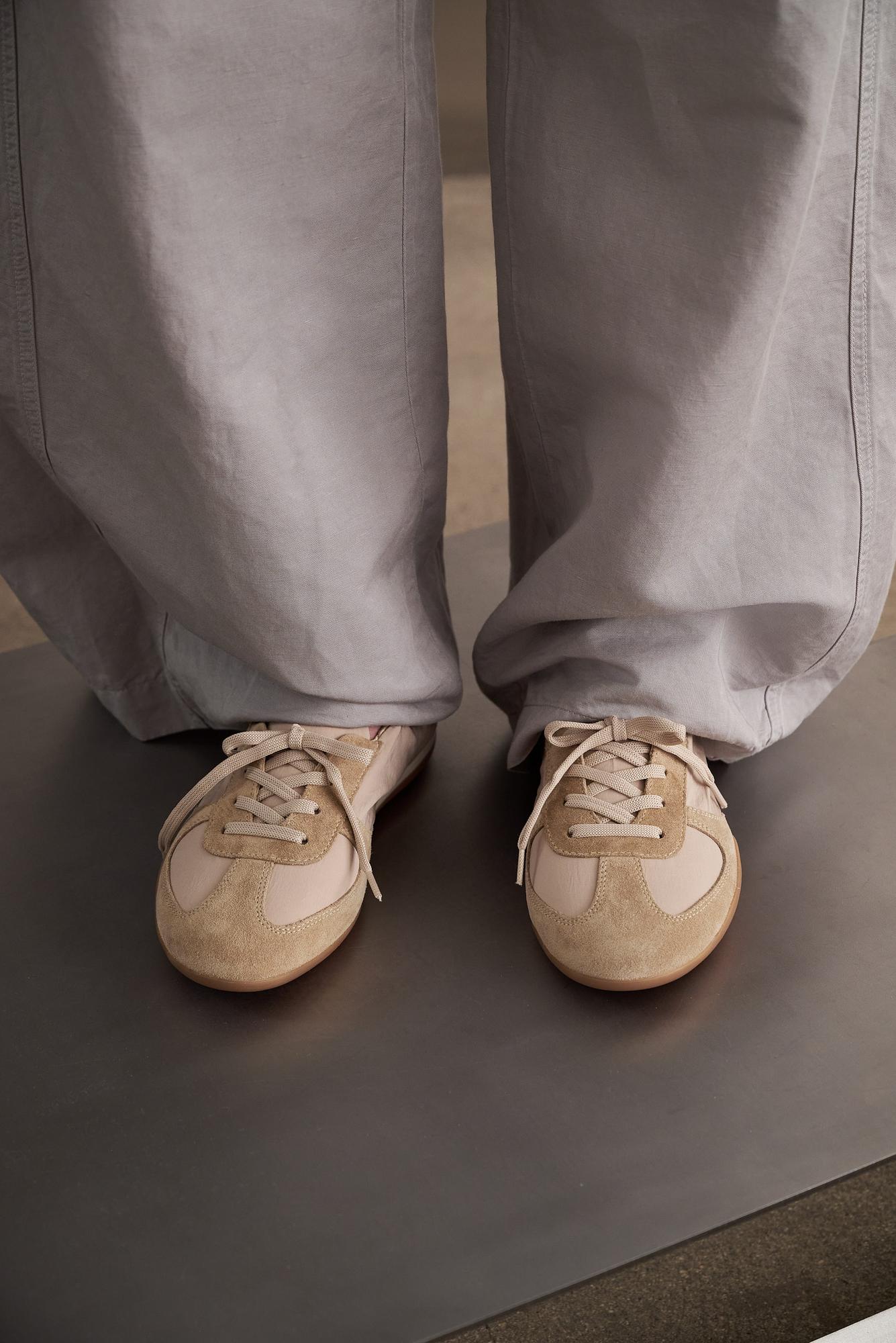 3JUIN Сникерины FLO со шнуровкой и мягким эластичным задником в оттенке беж