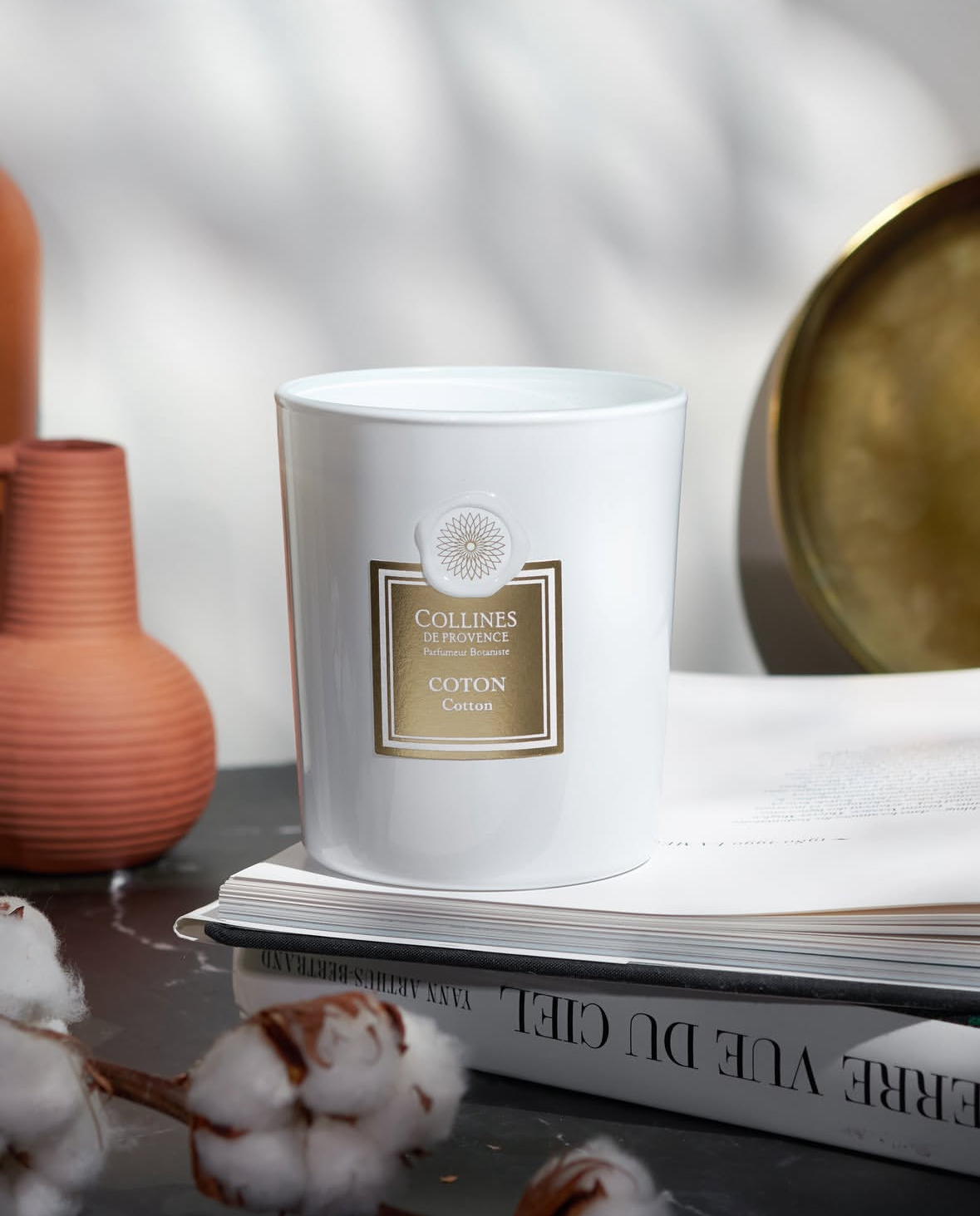 COLLINES DE PROVENCE Свеча Cotton из премиальной коллекции Fleurs & Ecorces