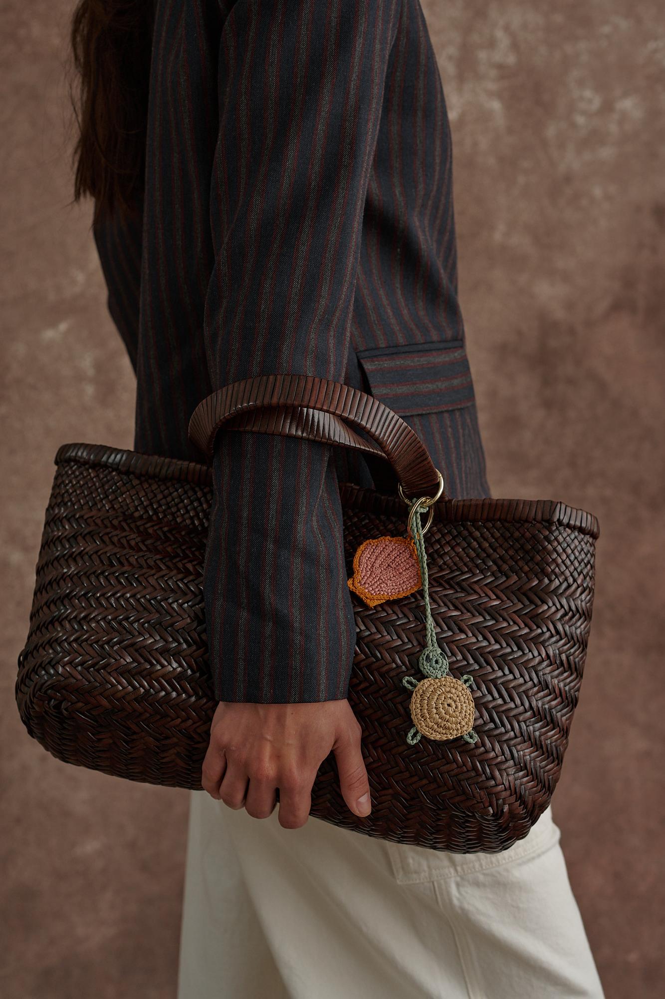 MANEBI Сумка-тоут Sunset bag medium размера плетеная из натуральной кожи