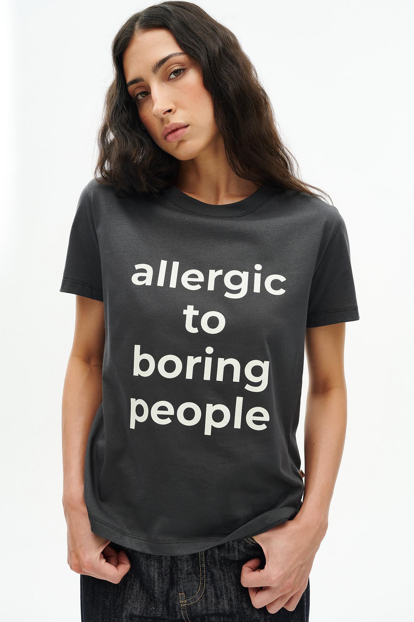 MEME ROAD Футболка из органического хлопка черного цвета с принтом «Allergic to boring people»