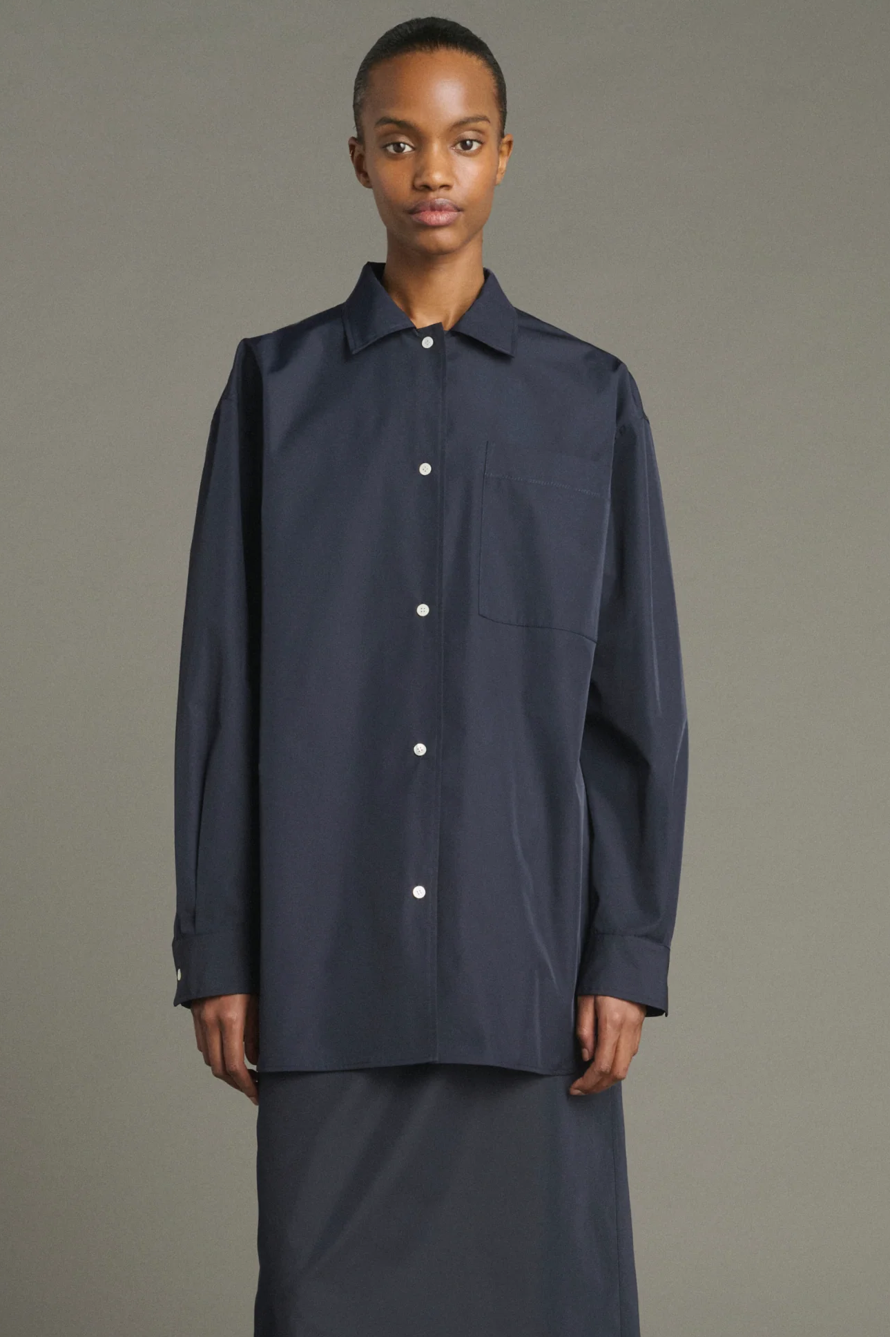 SOEUR Рубашка прямого кроя с асимметричной линией низа из шелка оттенка navy blue