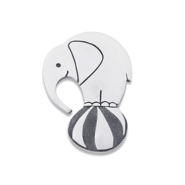 Слон на шаре брошь