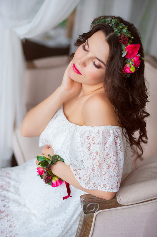 Белое платье из гипюра