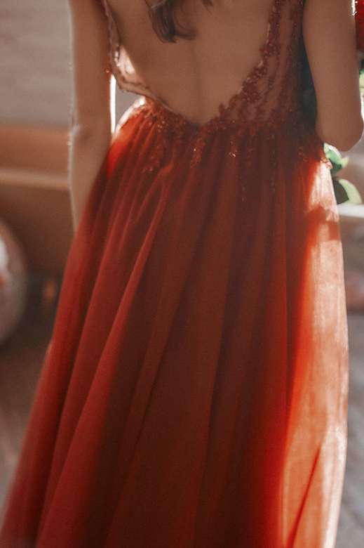 Бордовое платье с расшитым корсетом