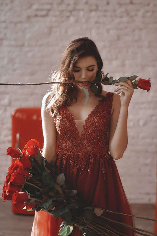 Бордовое платье с расшитым корсетом