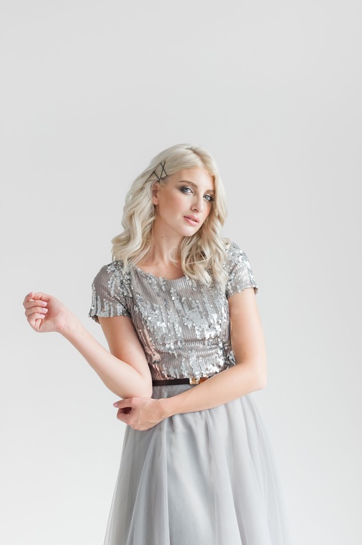 Серое фатин юбка, верх пайетки светлое серебро