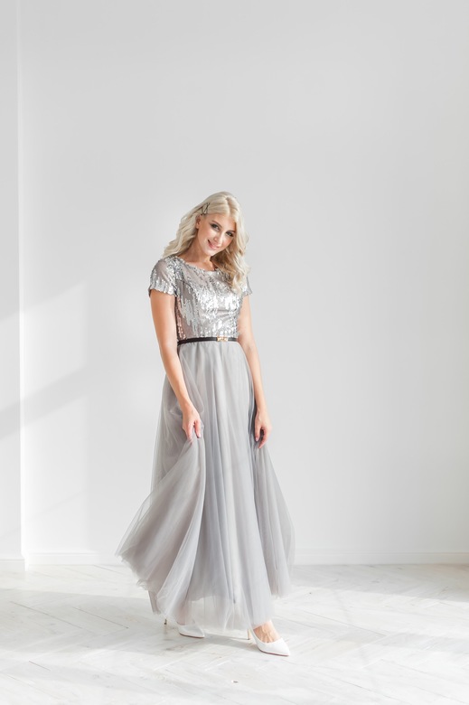 Серое фатин юбка, верх пайетки светлое серебро