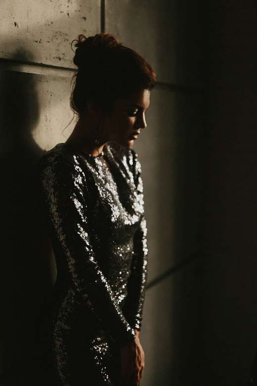 Графит пайетки стальное рукава откытая спина шлейф