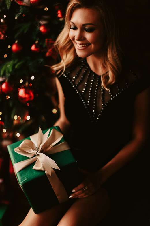 Черное бархатное платье с разрезом