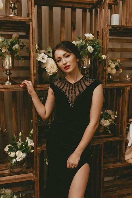 Черное бархатное платье с разрезом