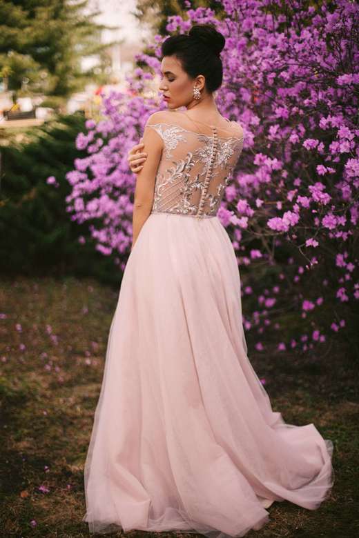 Дымчато-розовое платье