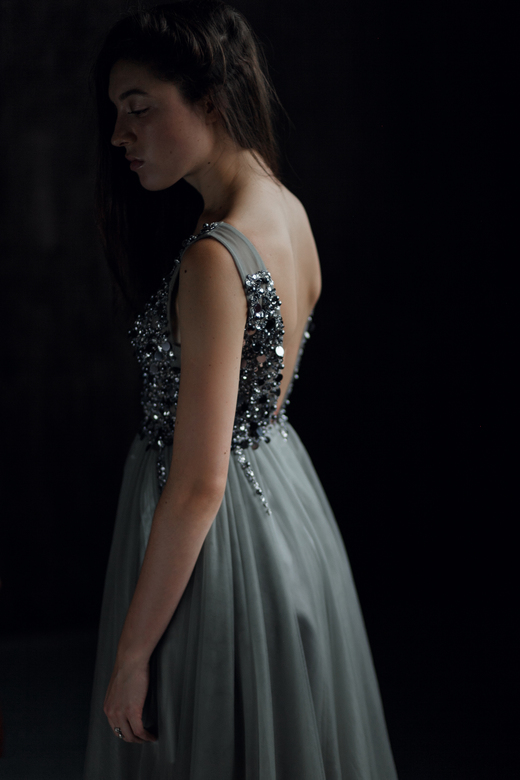 Серое фатин расшитый верх пайетка майкой прозрачные вставки сбоку эффект голых ног