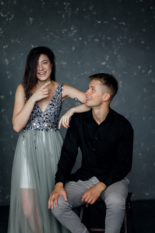 Серое фатин расшитый верх пайетка майкой прозрачные вставки сбоку эффект голых ног