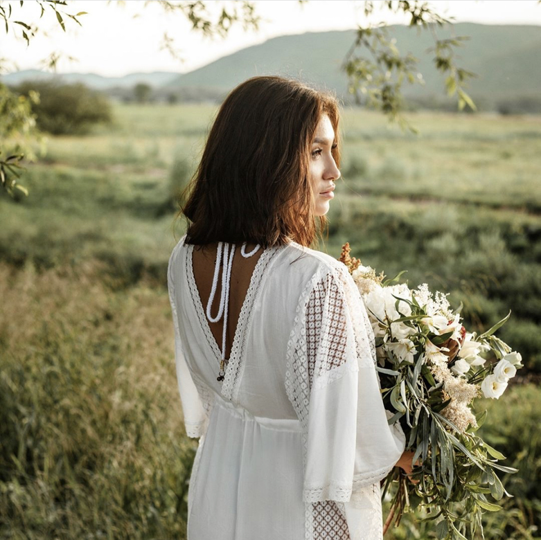Молочное платье в стиле бохо