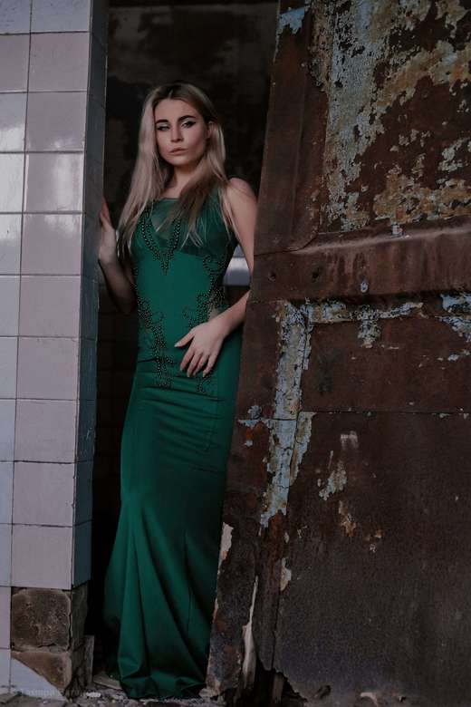 Зеленое платье с бусинами