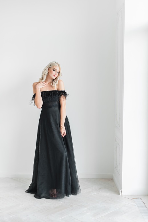 Черное платье с пером