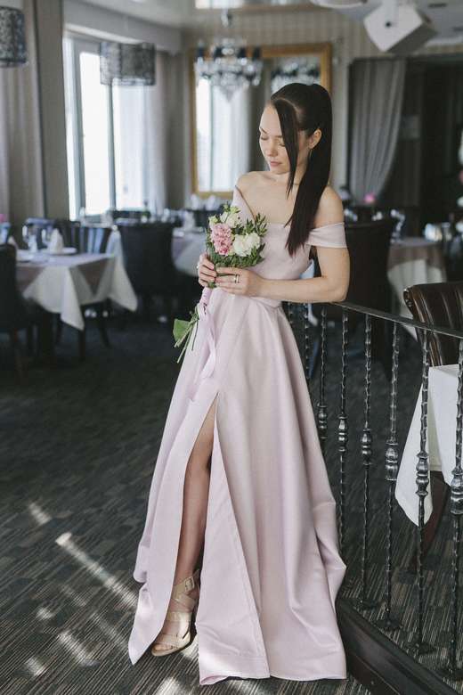 Пудровое атласное платье