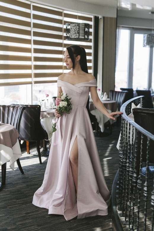 Пудровое атласное платье