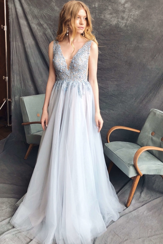 Голубое платье с расшитым корсетом