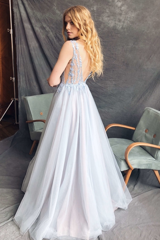 Голубое платье с расшитым корсетом