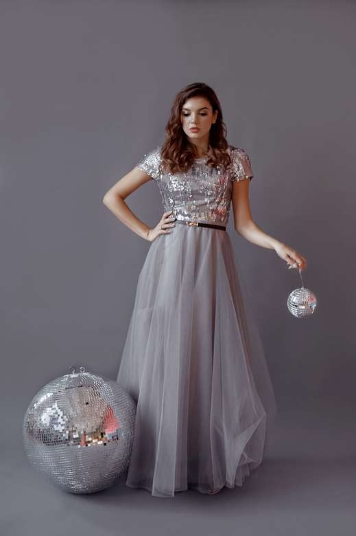 Серое фатин юбка, верх пайетки светлое серебро