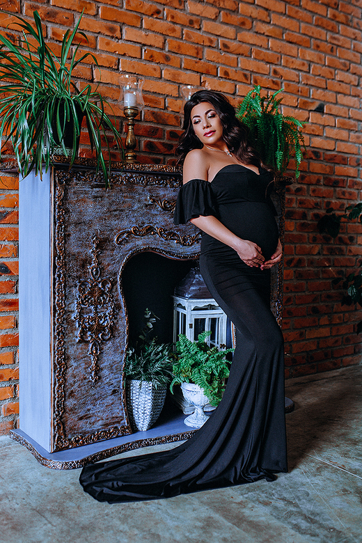 Черное платье со спущенными плечами