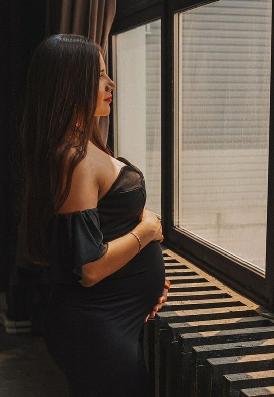 Черное платье со спущенными плечами