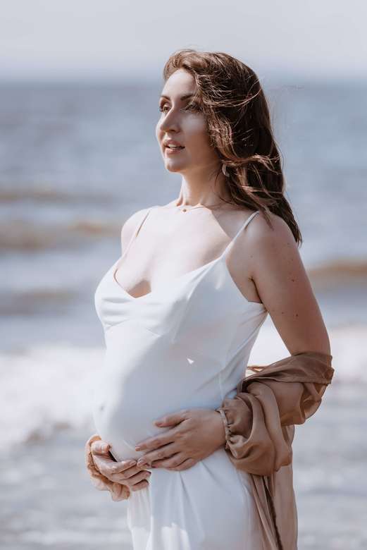 Молочное платье на тонких лямках