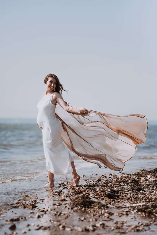 Молочное платье на тонких лямках