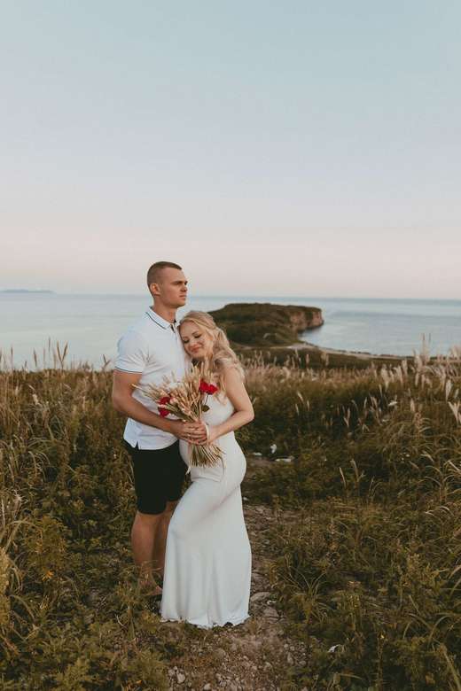 Молочное платье на тонких лямках