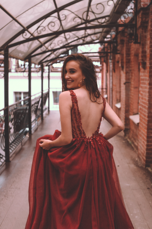 Бордовое платье с расшитым корсетом