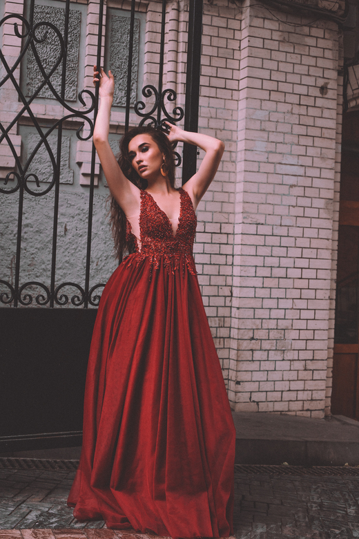 Бордовое платье с расшитым корсетом