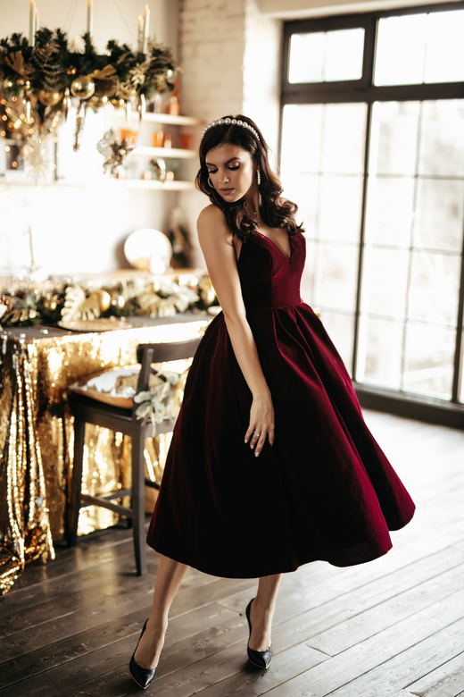 Бордовое бархатное миди платье