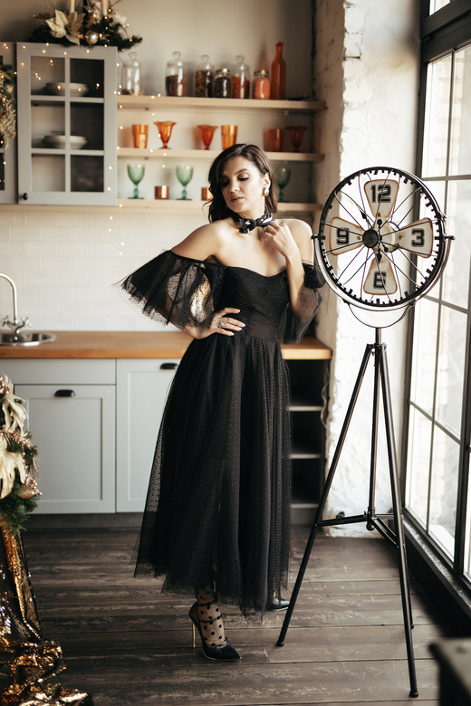 Черное миди платье в сеточку