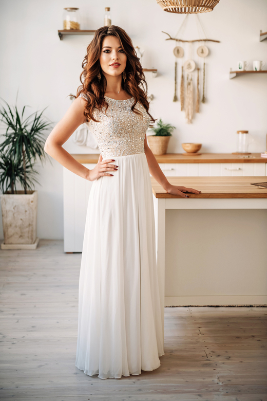 Белое шифоновое платье с расшитым верхом