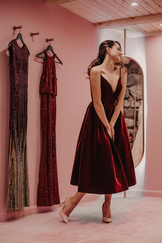 Бордовое бархатное миди платье