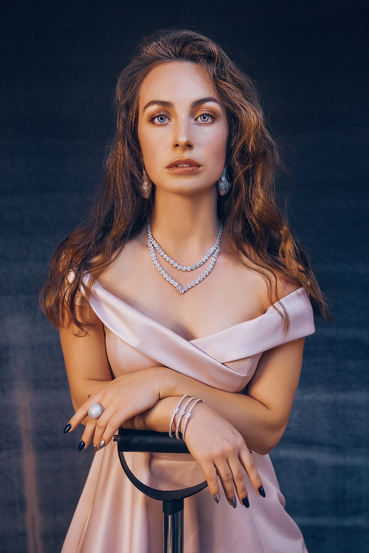 Пудровое атласное платье