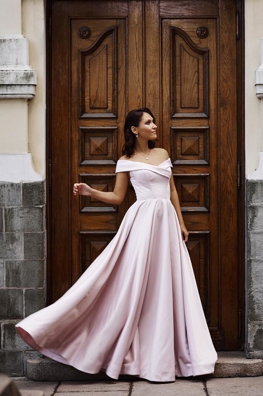 Пудровое атласное платье