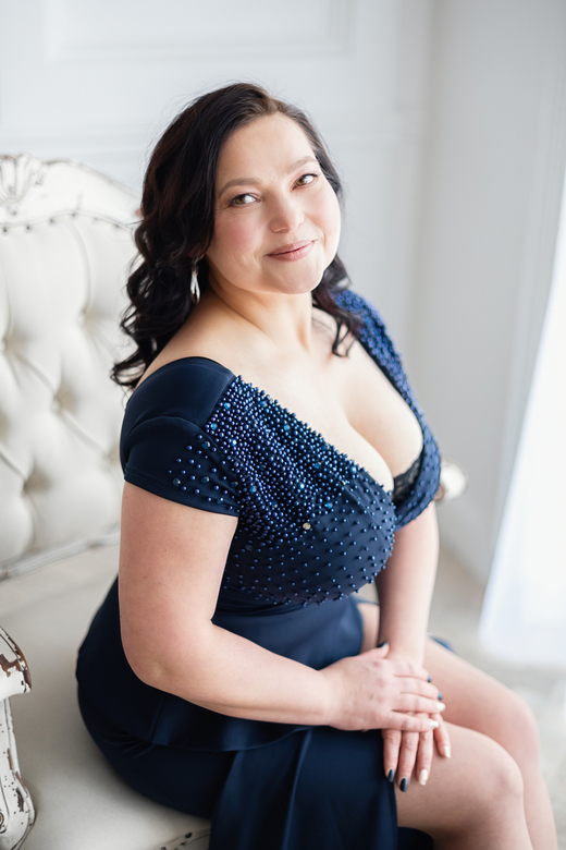 Синее платье с баской и разрезом по ножке