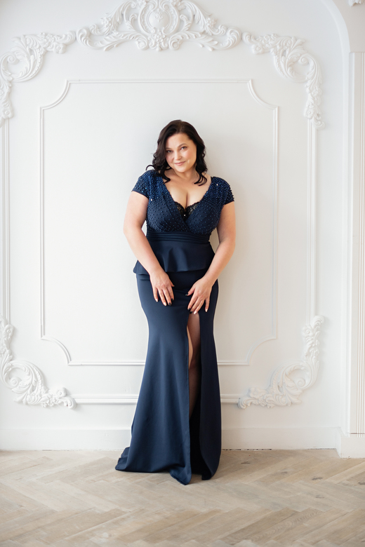 Синее платье с баской и разрезом по ножке