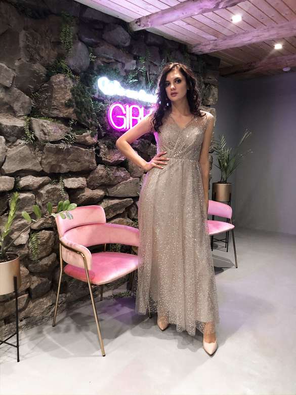 Бежевое миди платье в пайетку